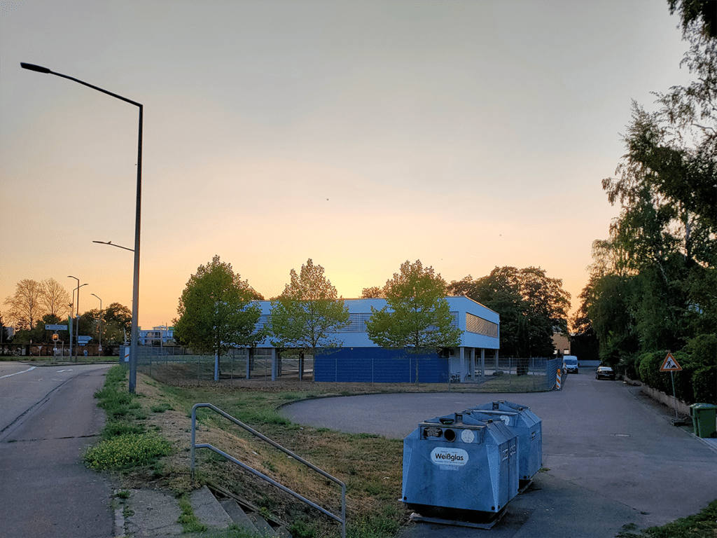 Eine Kreuzung bei Sonnenuntergang